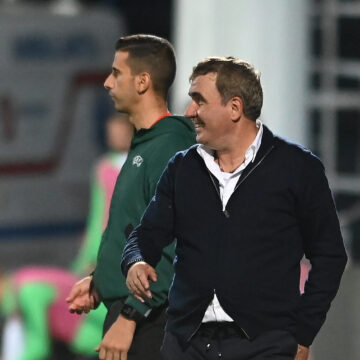 Fotbalistul-transferat-de-Gica-Hagi-ca-sa-ii-aduca-un-nou-titlu-in-Superliga-surprins-in-tribunele-stadionul-din-Giulesti-la-meciul-Rapid-Farul-FOTO-e1692543279774.jpg Gică Hagi dă lovitura și transformă campioana României într-o forță
