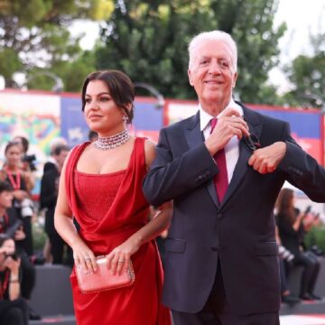 Romina-Ferrari-romanca-maritata-cu-miliardarul-italian-Piero-Ferrari-a-purtat-la-gat-un-colier-de-un-milion-de-euro-Unde-si-a-facut-aparitia-intr-un-mod-spectaculos.jpg Romina Ferrari, românca măritată cu miliardarul italian Piero Ferrari, a purtat la gât un colier de un milion de euro