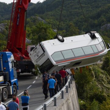 Un Autobuz A Căzut 15 Metri într-o Râpă în Muntenegru. Două Persoane Au Murit, Iar Nouă Sunt în Stare Gravă La Spital