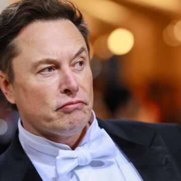 Elon Musk a decis să transfere controlul unei părți a rețelei de satelit Starlink către Pentagon, care este folosită în războiul din Ucraina