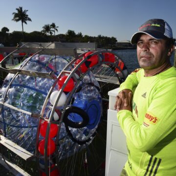 Un Bărbat Care încerca Să Traverseze Atlanticul Cu O „roată De Hamster” Gigantică, Acuzat Că A Amenințat Paza De Coastă Cu Un Cuțit și O Bombă