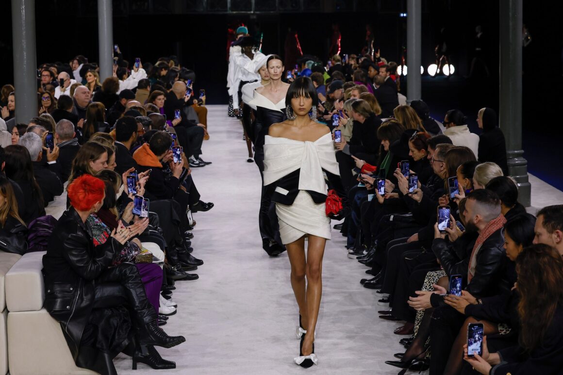 Camionul cu hainele din noua colecție a Casei de modă Balmain, prădat de hoți în timpul transportului, chiar înaintea prezentării de la Paris