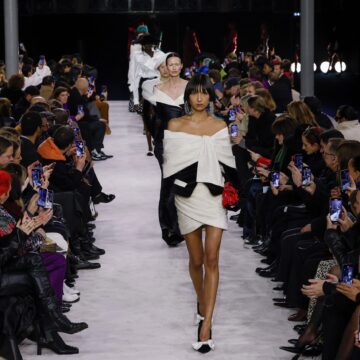 Camionul cu hainele din noua colecție a Casei de modă Balmain, prădat de hoți în timpul transportului, chiar înaintea prezentării de la Paris