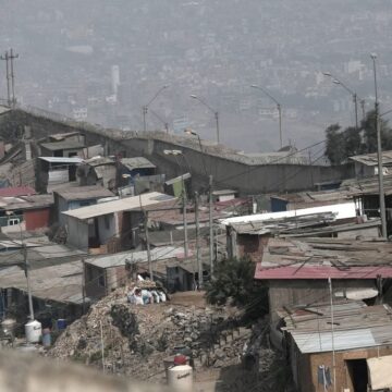 A început Demolarea „Zidului Rușinii”, Linia De Demarcație Dintre Bogații și Săracii Din Lima, Capitala Statului Peru