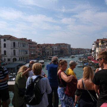 Undă Verde Pentru Un „experiment” Prin Care Turiștii Care Vizitează Veneția Doar Pentru O Zi Sunt Taxați Cu 5 Euro