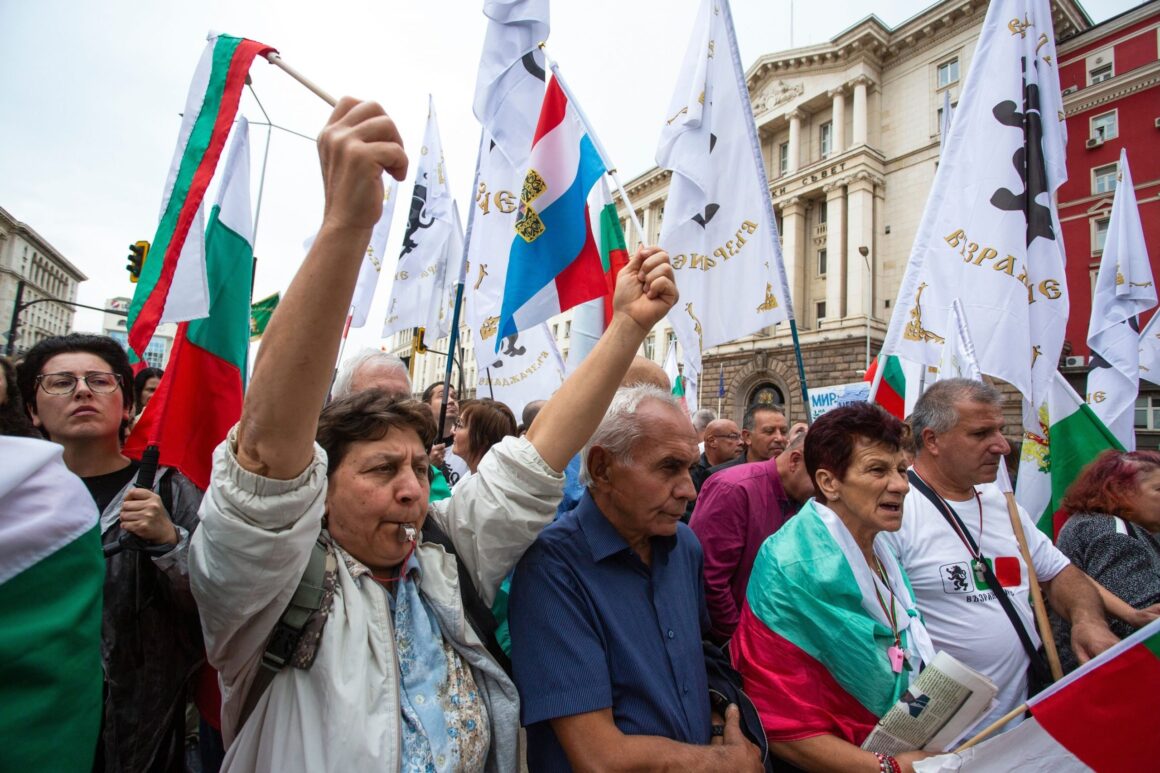 Sute De Naționaliști Bulgari Au Ieșit în Stradă, La Sofia, Pentru A Cere Demisia Guvernului și închiderea Bazelor NATO Din țară