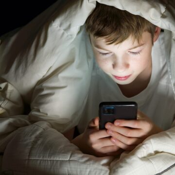 shutterstock2113902452-scaled.jpg Propunere Legislativă PNL: Copiii Sub 16 Ani Nu Vor Mai Avea Voie Pe TikTok Sau Facebook Fără Acordul Expres Al Părinţilor