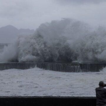 Zeci de răniți și peste 30.000 de gospodării fără curent electric, după ce taifunul Haikui a lovit Taiwanul