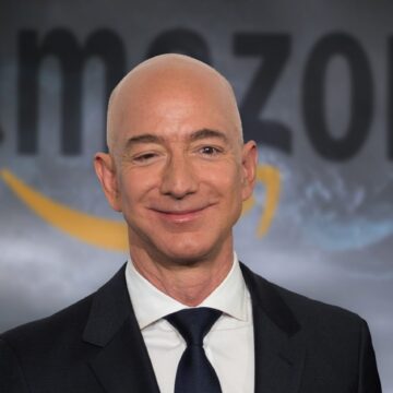 Jeff-Bezos-scaled.jpg Jeff Bezos l-a detronat pe Arnault. Fondatorul Amazon a devenit a doua cea mai bogată persoană din lume