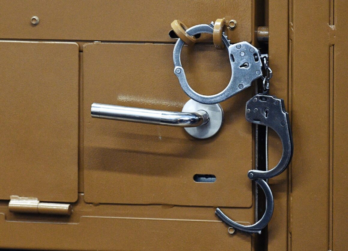 Fotbalistul de la Petrolul Ploiești a vrut să plece din România, dar a fost încătușat de polițiști pe Aeroportul Internațional Henri Coandă