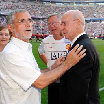 Sir-Bobby-Charlton-si-legatura-sa-cu-Romania-Cum-lauda-marele-fotbalist-englez-nationala-noastra.jpg Sir Bobby Charlton și legătura sa cu România
