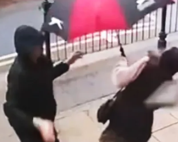 capture-40.png Momentul în Care Un Bărbat Aruncă O Pavelă într-o Femeie Care Poartă Hijab, în Marea Britanie. Suspectul A Fost Arestat