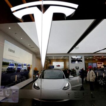Bursele americane închid ultima ședință în scădere. Tesla raportează sub așteptări, venituri totale cu aproape 1 mld. $