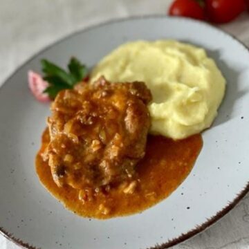 muschi-de-porc-picant.jpg Rețetă De Mușchi De Porc Cu Ceapă