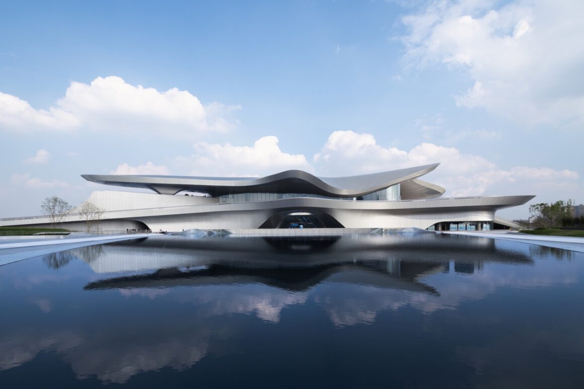 Zaha Hadid finalizează lucrările la Muzeul de Science Fiction din China. Cum arată designul futurist
