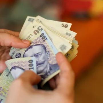 plata.webp.webp Plafonarea plăților cash la 5.000 de lei pe zi în România stârnește discuții aprinse. Comisia Europeană ar vrea o limită unitară pentru țările UE