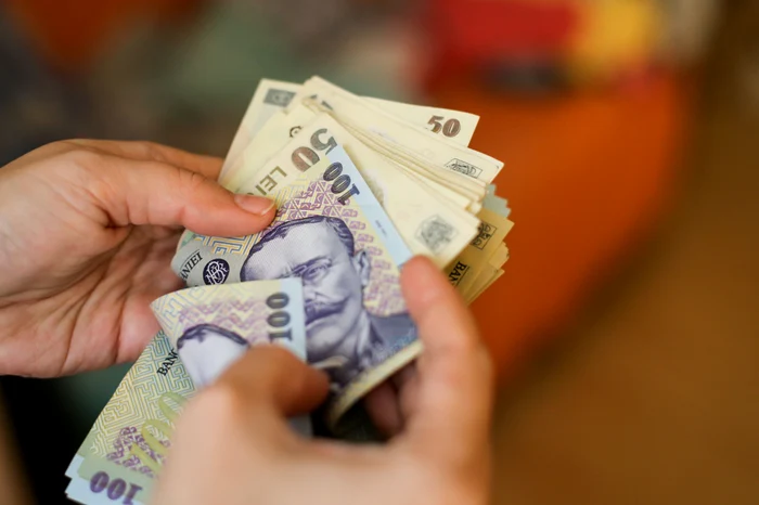 plata.webp.webp Plafonarea plăților cash la 5.000 de lei pe zi în România stârnește discuții aprinse. Comisia Europeană ar vrea o limită unitară pentru țările UE