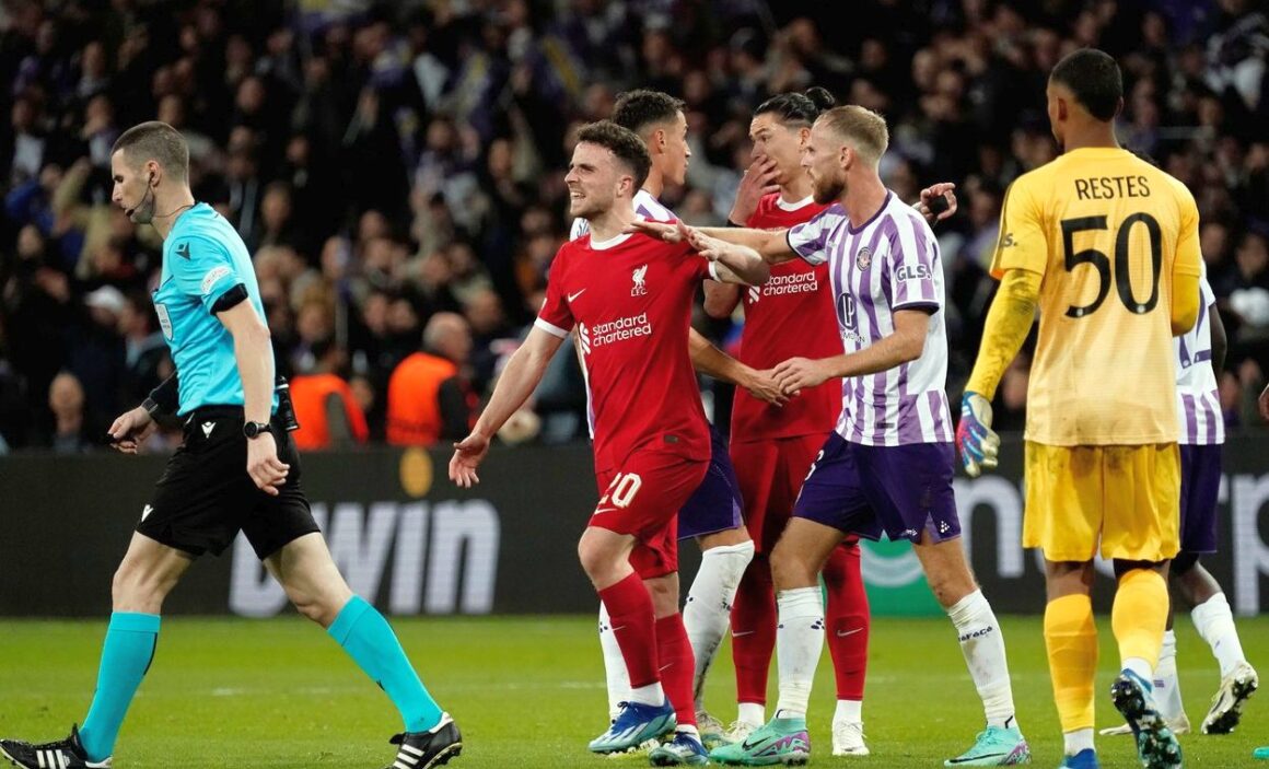 Rezultatele-serii-in-grupele-Europa-League-Liverpool-infrangere-surprinzatoare-cu-Toulouse-Un-jucator-roman-eliminat-in-minutul-13-iar-AS-Roma-e.jpg Rezultatele serii în grupele Europa League și Conference League