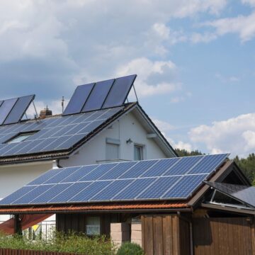 casa-panouri-solare.jpg Dai curent primești gaz. Cu surplusul de energie, prosumatorii pot să-şi acopere chiar şi facturile proprii de gaz