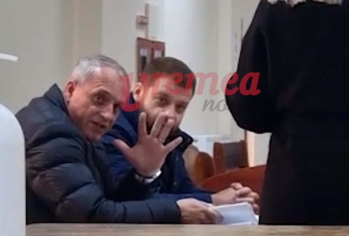 dan-marian-psd-vice-cj-vaslui-semn-obscen.jpg Vicepreședintele CJ Vaslui, Semn Obscen Către Jurnaliști. „Dacă Mă Mai Filmezi, ți-l Arăt Pe ăla Din Mijloc” – VIDEO