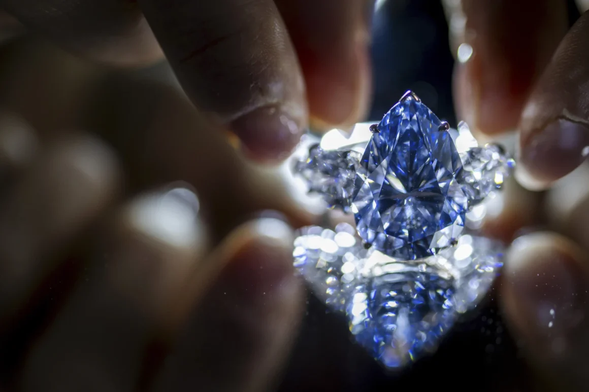 Un diamant albastru vândut cu peste 44 de milioane de dolari la licitație