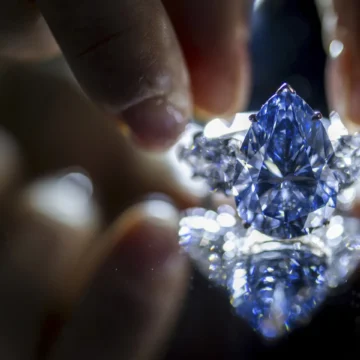 Un diamant albastru vândut cu peste 44 de milioane de dolari la licitație