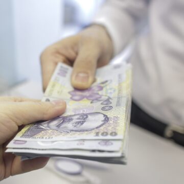 e2fe412f7a381e24b8b4eb5948e9faadae59a56e-scaled.jpg Raport. Cash sau card? Românii se bazează pe numerar pentru majoritatea achizițiilor