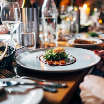 Un grup de tineri a lăsat 10.000$ bacșiș într-un restaurant din Utah. Proprietarul spune că de atunci numărul cererilor de angajare continuă să crească