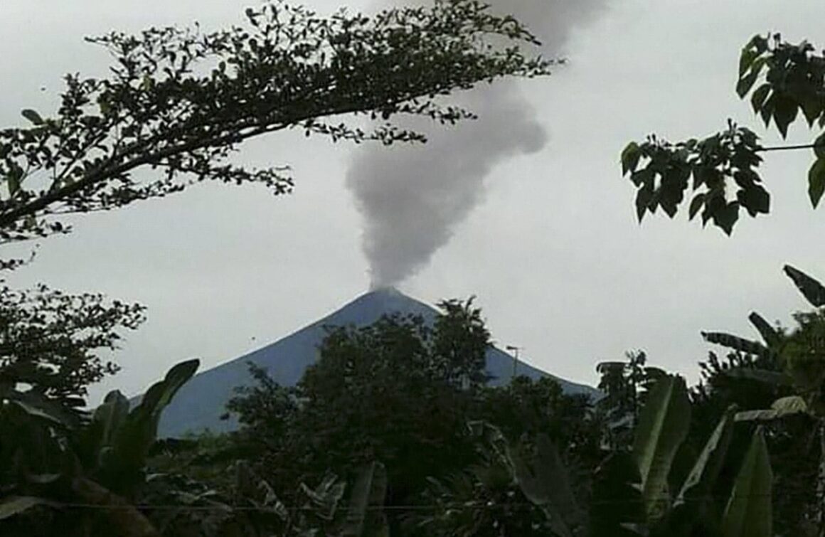 Vulcanul Ulawun Din Papua Noua Guinee A Erupt. Norul De Cenușă S-a Ridicat La 15 Kilometri. VIDEO