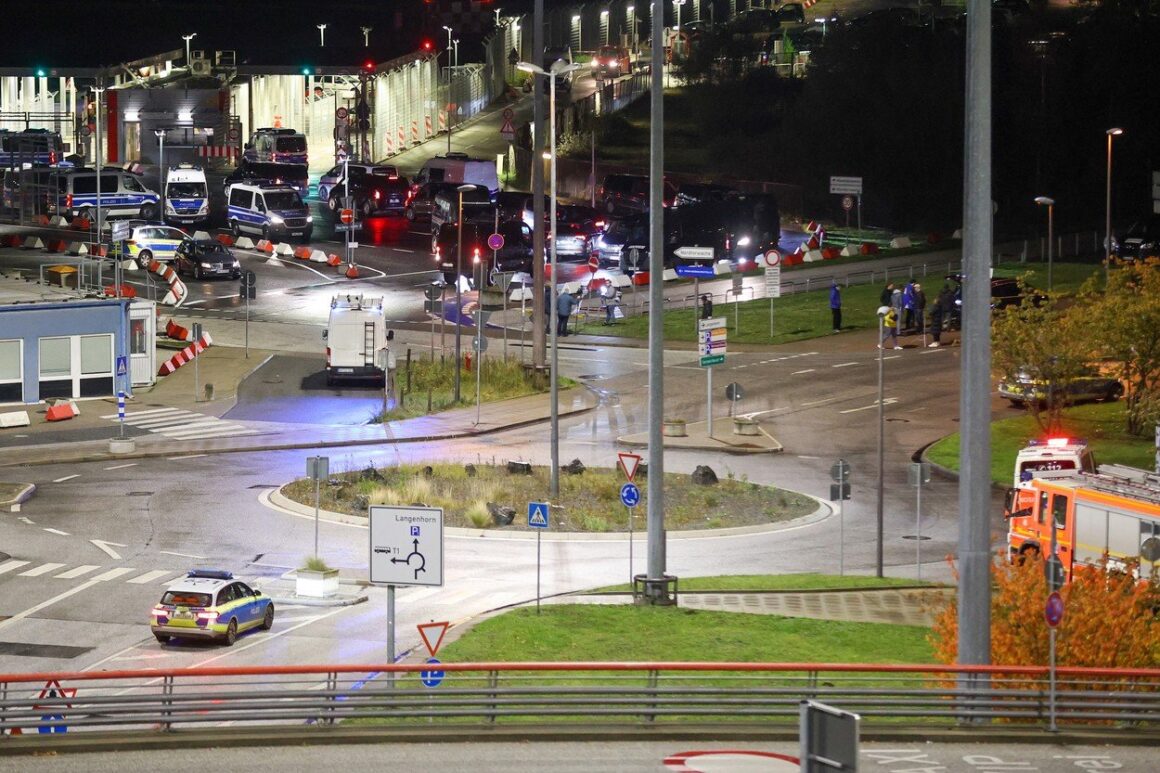 profimedia-0819760797.jpg Polițiștii Negociază De Peste 16 Ore Cu Un Bărbat Care A Intrat Cu Mașina Pe Pista Aeroportului Din Hamburg și își ține Fiica De 4 Ani Ostatică