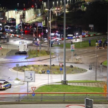 Polițiștii Negociază De Peste 16 Ore Cu Un Bărbat Care A Intrat Cu Mașina Pe Pista Aeroportului Din Hamburg și își ține Fiica De 4 Ani Ostatică