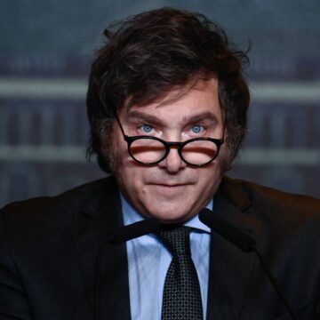 profimedia-0823181109-scaled.jpg De La „imbecil” La „Sanctitatea Voastră”. Javier Milei, Noul Președinte Al Argentinei, și-a Schimbat Brusc Tonul Față De Papa Francisc