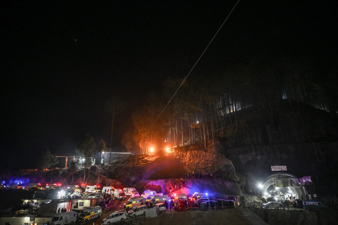 profimedia-0824961169-scaled.jpg Salvatorii Indieni, La Doi Metri De A Salva Cei 41 De Muncitori Blocați într-un Tunel Prăbușit Din Himalaya