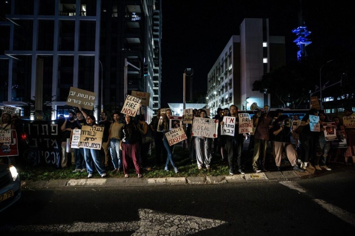 Protest în Fața Reședinței Lui Benjamin Netanyahu Din Ierusalim. Manifestanții Au Cerut Demisia Premierului și S-au Ciocnit Cu Forțele De Ordine