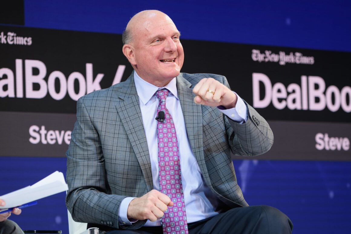 steve-scaled.jpeg Fostul asistent al lui Bill Gates ar putea deveni mai bogat decât fostul CEO Microsoft. Ce avere are Steve Ballmer