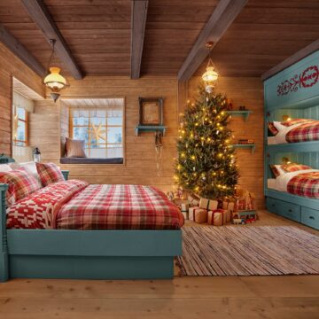 03-Santas-Post-Office-Airbnb-Bedroom-Credit-Samir-Zarrouck-1-scaled.jpg Airbnb oferă un sejur gratuit la cabana lui Moș Crăciun din Laponia. Cum te poți înscrie