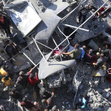 profimedia-0828569520-scaled.jpg Imagini Dramatice Din Fâșia Gaza: Salvatorii Reușesc, La Lumina Telefoanelor, Să Salveze Un Cuplu Prins Sub Dărâmături în Urma Unui Bombardament | VIDEO