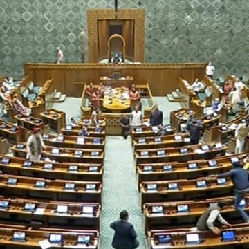 „Eroare Majoră De Securitate”. Un Bărbat A Sărit Din Galeria Vizitatorilor în Băncile Parlamentarilor Din India și A Aprins O Fumigenă | VIDEO