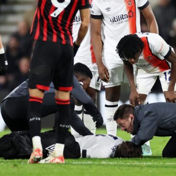 profimedia-0830056866-scaled.jpg Căpitanul De La Luton Town a Suferit Un Stop Cardiac în Timpul Unui Meci. „E în Stare Stabilă”, Anunță Echipa Sa