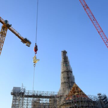 profimedia-0830071453-scaled.jpg Cocoșul De La Notre-Dame Strălucește Din Nou Pe Turla Catedralei Din Paris, în Timp Ce Renovarea A Intrat în Etapa Finală | VIDEO