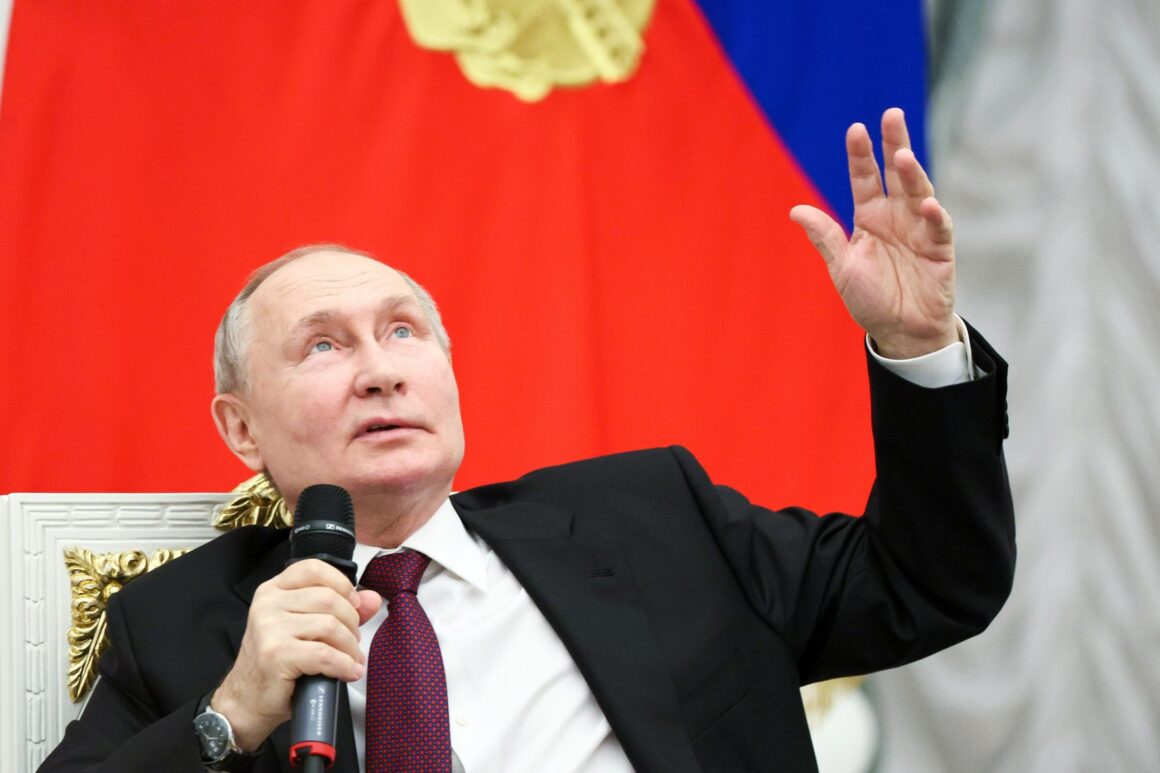 Pe Fondul Crizei Demografice, Vladimir Putin Spune Că Femeile Sunt „imensa Rezervă” A Rusiei și Propune Ca Ele Să Devină Piloți în Armată