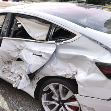 Tesla a rechemat milioane de vehicule din cauza accidentelor