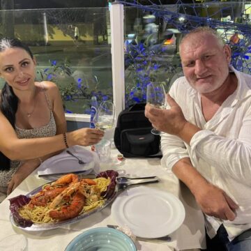 tolea-ciumac-si-sotia-2023.jpg Ce s-a ales de luptătorul Tolea Ciumac, devenit celebru după ce l-a băgat în tomberon pe Dan Diaconescu! Cu ce se ocupă acum „Ursul Siberian” și în ce scandal a intrat în Italia
