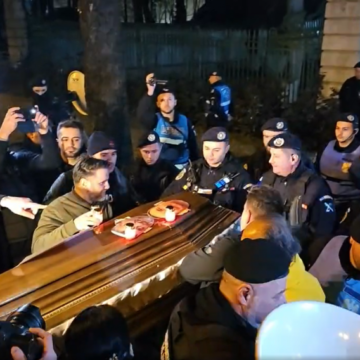 aur-protest-1024x568.png Proteste AUR în București, Timișoara și Iași Față De Comasarea Alegerilor. „Marș Funerar” La Sediile PSD și PNL, Cu Un Sicriu și Cruci | VIDEO