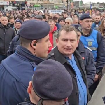 sos.jpg Un Lider Al Partidului Dianei Șoșoacă, Scos Din Mulțime De Jandarmi La Mitingul Antiextremism Organizat De PNL