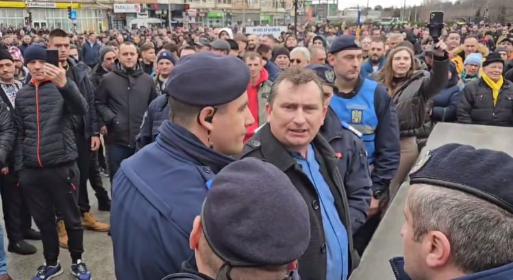 sos.jpg Un Lider Al Partidului Dianei Șoșoacă, Scos Din Mulțime De Jandarmi La Mitingul Antiextremism Organizat De PNL