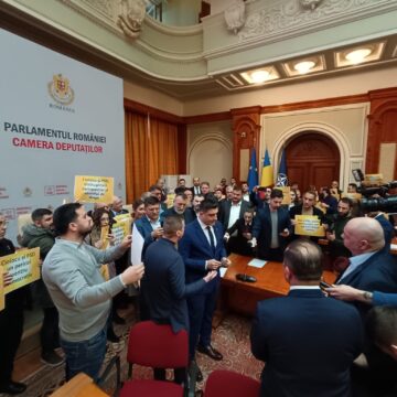 whatsapp-image-2024-01-31-at-10-18-25.jpeg Un Nou Scandal Provocat De AUR în Parlament. George Simion și Mai Mulți Parlamentari Au Protestat în Sălile De ședințe Ale PSD și PNL