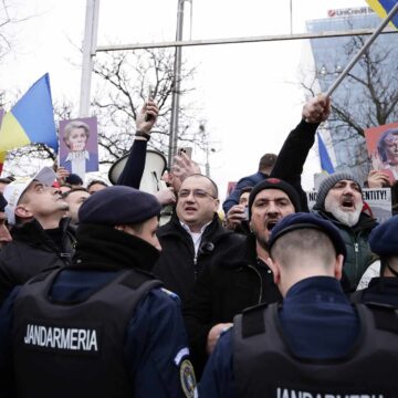Protest AUR în Timpul Congresului PPE De La București. Manifestanții S-au îmbrâncit Cu Jandarmii: „Ursula, Nu Uita, România Nu Te Vrea!”