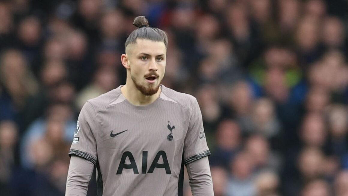 Radu-Dragusin-parca-e-blestemat-la-Tottenham-Cand-spera-ca-va-avea-sanse-sa-fie-si-el-titular-rivalul-pe-post-i-a-spulberat-visul-a-dat-gol-si-i-a-luat-iar-ochii-managerului-Ange-Postecoglou.jpg Radu Drăgușin parcă e blestemat la Tottenham! Când spera că va avea șanse să fie și el titular, rivalul pe post i-a spulberat visul