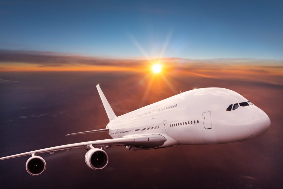 De Ce, în General, Avioanele Sunt Vopsite în Alb